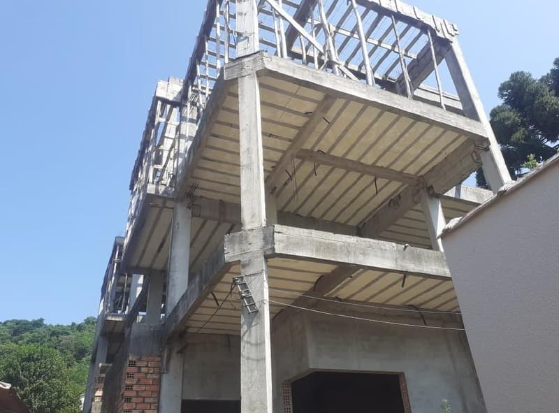 Foto 3 de 5: Terreno em leilão em Concórdia - SC — 50% de um terreno urbano, com área de 400m², com uma casa de madeira e uma construção inacabada contendo três pavimentos.