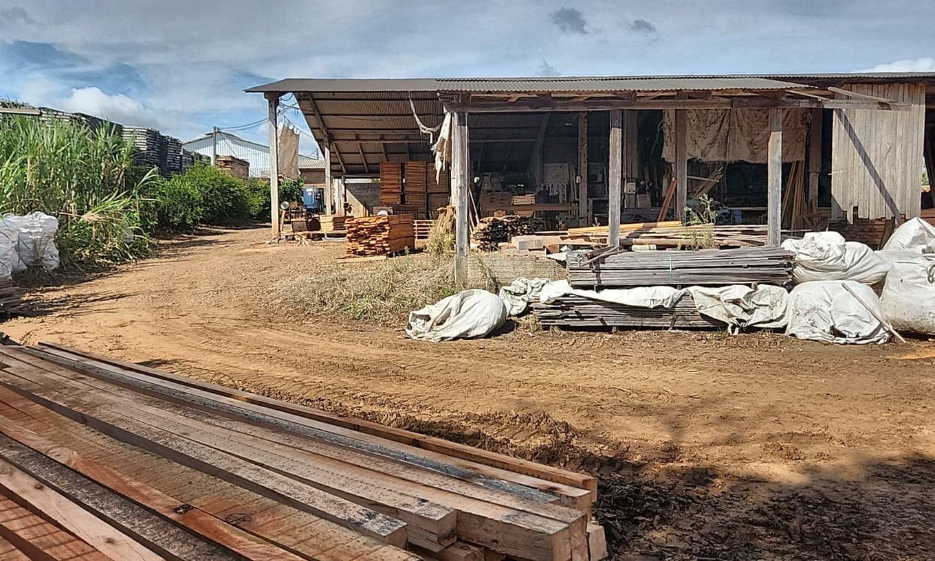Foto 11 de 12: Comercial em leilão em Riqueza - SC — LOTE URBANO Nº 450, LOCALIZADO EM FRENTE PARA A RUA LINDOR JOSÉ POHLMANN, MUNICÍPIO DE RIQUEZA/SC, ÁREA DE 3.718,00 M², COM A EDIFICAÇÃO DE UM PAVILHÃO INDUSTRIAL