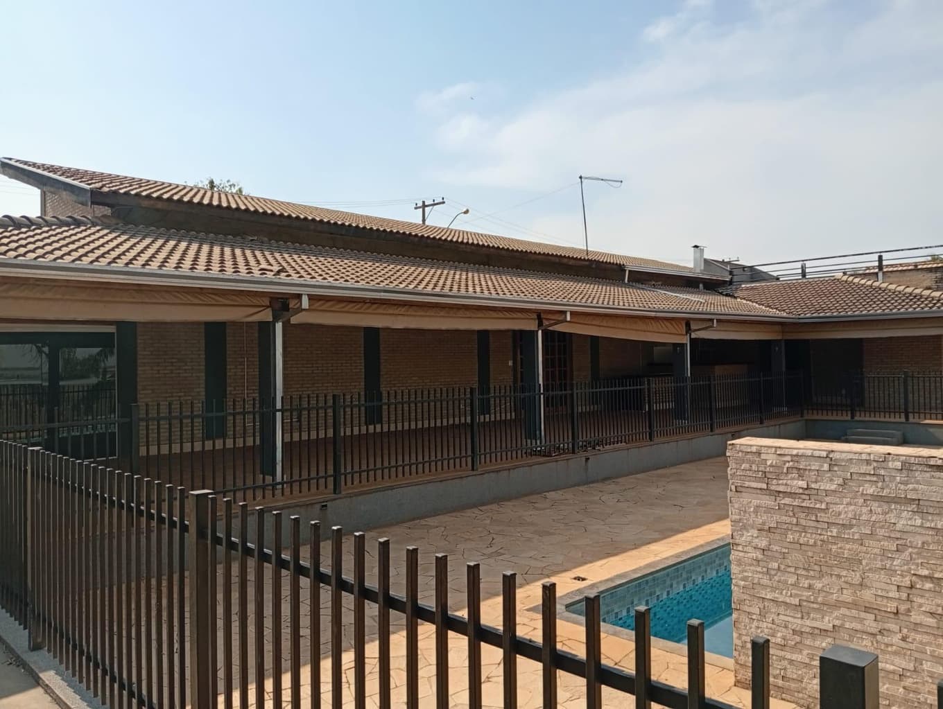 Foto 1 de 16: Casa em leilão em Mendonça - SP — Casa de Alto Padrão em Condomínio Fechado com Piscina, Quadra de Areia e 1.002,62 m² de Terreno Mendonça/SP