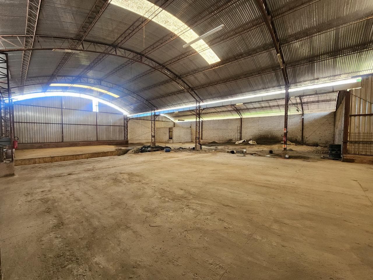 Foto 4 de 5: Comercial em leilão em Canoinhas - SC, bairro Centro — Barracão contendo 1.200m², Todo metálico, fechado com telhas de alumínio, contendo 3 portões de acesso. Cobertura e fechamento com telhas de alumínio. Localizado na Rua Alberto Tokarski, nº 11 - Centro, Canoinhas/SC, CEP 89460-070.