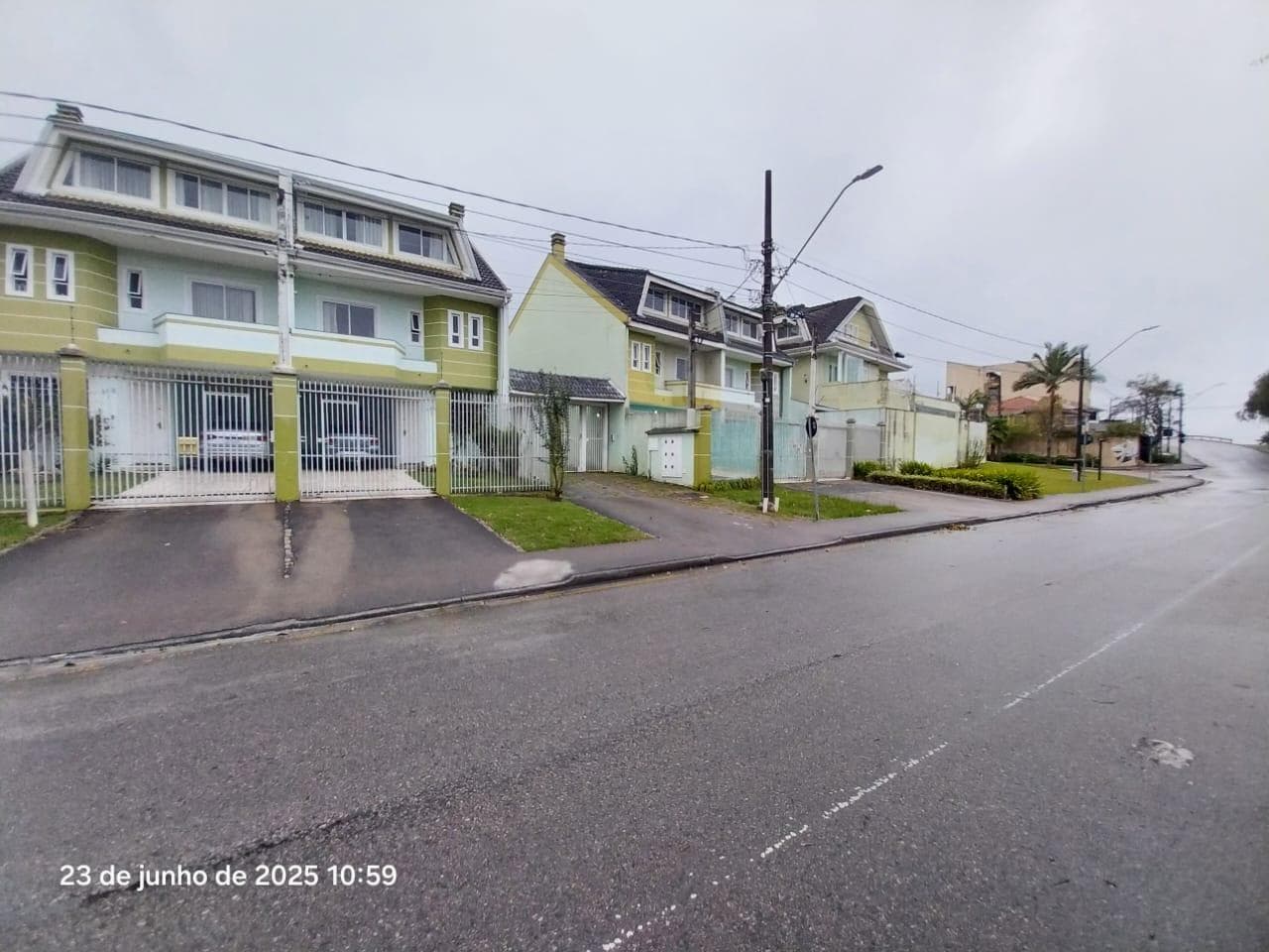 Foto 2 de 11: Casa em leilão em Curitiba - PR, bairro Guabirotuba — Fração Ideal solo de 0,12457 ou seja 144,11m², Curitiba/PR