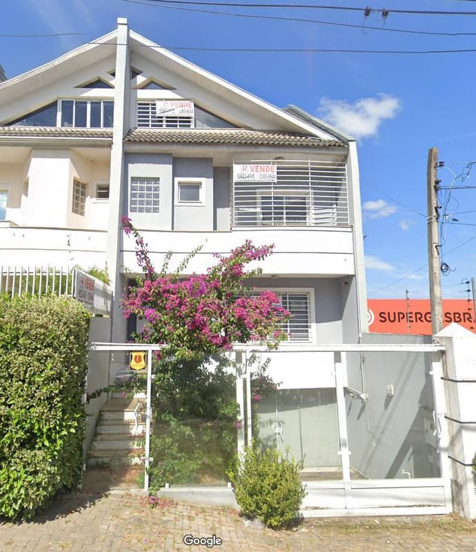 Casa em leilão em Curitiba - PR — Sobrado com a área total construída exclusiva de 229,45m², integrante do condomínio Residencial F. Varela em Curitiba - PR