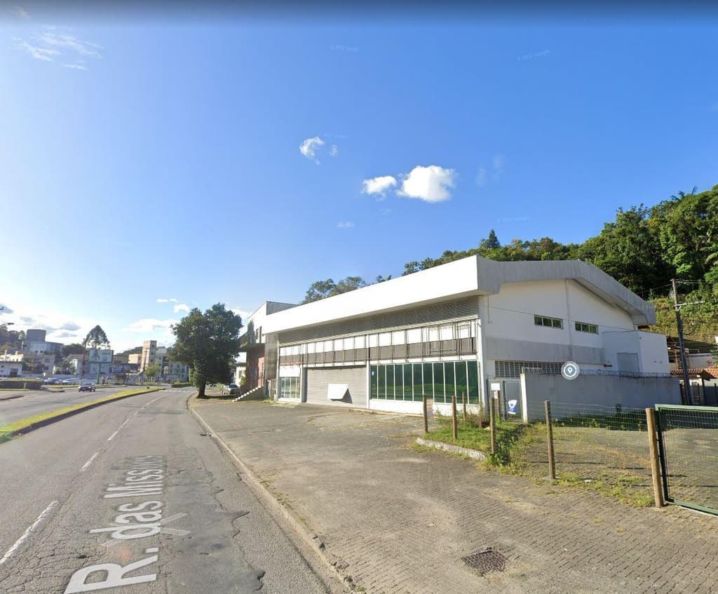 Foto 2 de 3: Comercial em leilão em Blumenau - SC, bairro Ponta Aguda — Prédio Monousuário 949m² | Terreno 820m²| Ponta Aguda - Blumenau/SC | Rua Missões: Localização Nobre, Ideal p/ Sedes, Clínicas ou Coworking