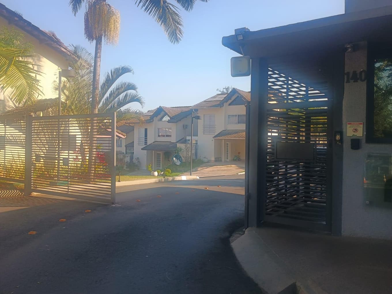 Foto 3 de 6: Casa em leilão em Cotia - SP — Casa 256m², Granja Vianna, em Cotia/SP - Ocupada