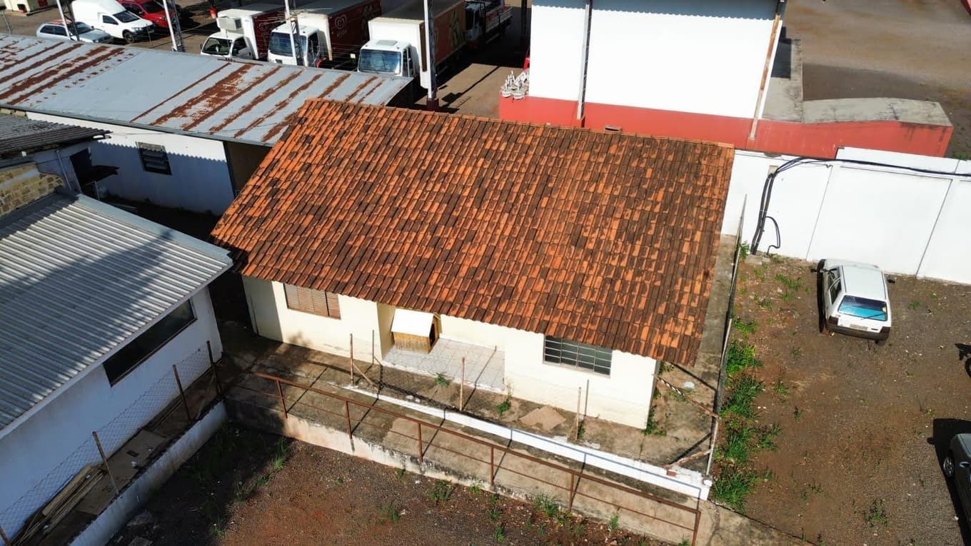 Foto 33 de 48: Casa em leilão em Cascavel - PR — Um imóvel urbano com uma área total de 4.086,86 m². Dividido em um barracão de frente e conjunto de barracões nos fundos.