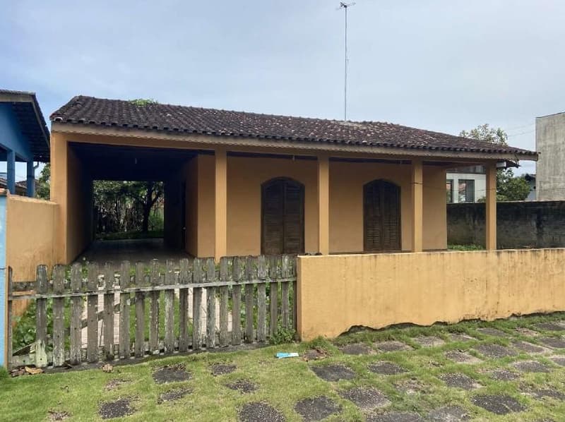 Casa em leilão em Itapoá - SC — Casa em alvenaria com área de terreno de 390m² - Itapoá/SC