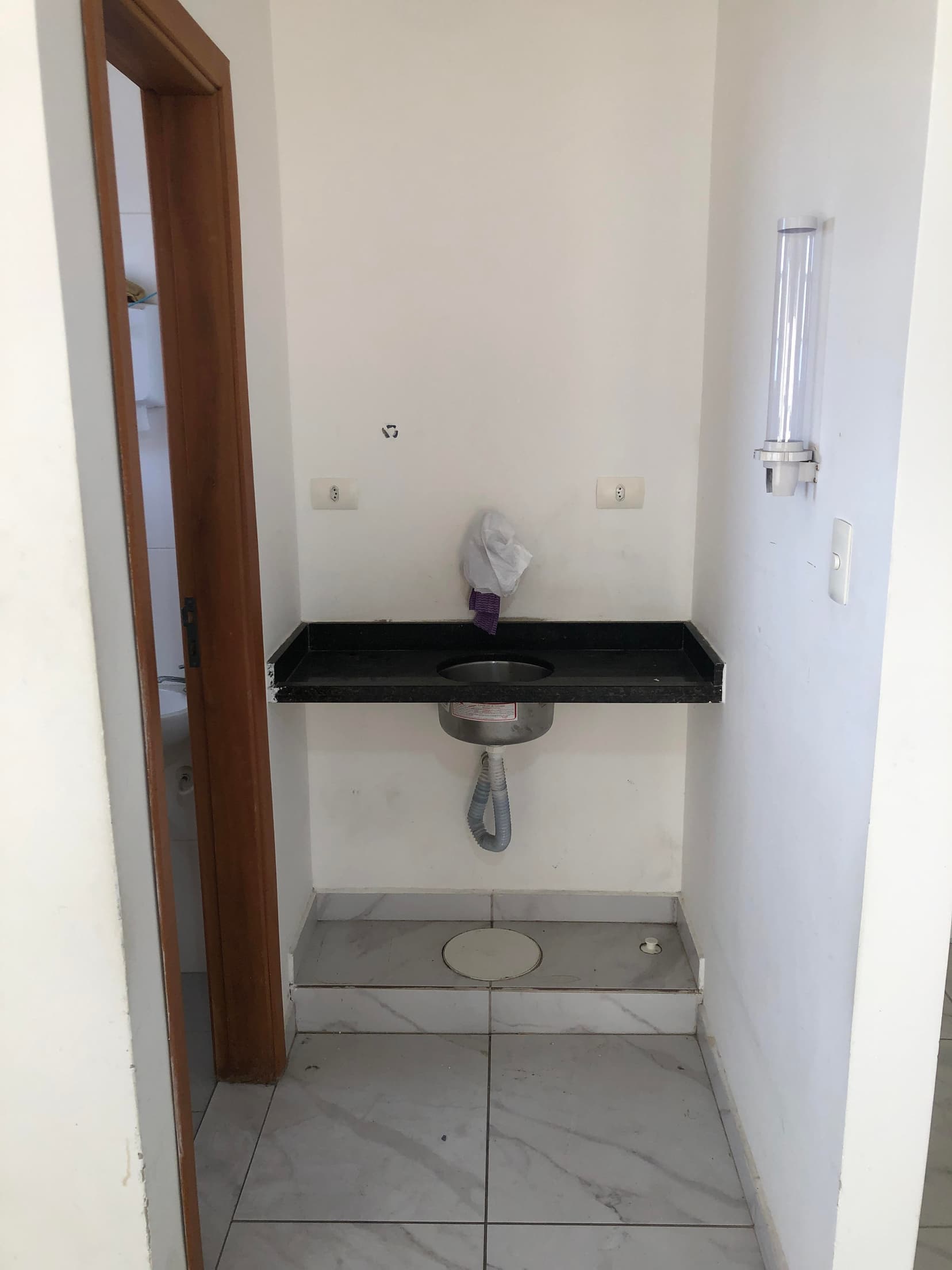 Foto 14 de 16: Comercial em leilão em Santos - SP, bairro Embaré — Sala Corporativa 116m² 1 vaga | Ed. Bandeirantes | Santos/SP | Av. Pedro Lessa: Amplo Espaço e Localização Estratégica no Embaré!
