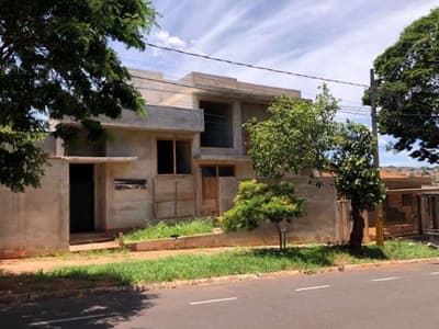 Casa em leilão em Santa Cruz Do Rio Pardo - SP — IMÓVEL URBANO RESIDENCIAL ÁREA TOTAL 273,90M2 - SANTA CRUZ DO RIO PARDO/SP