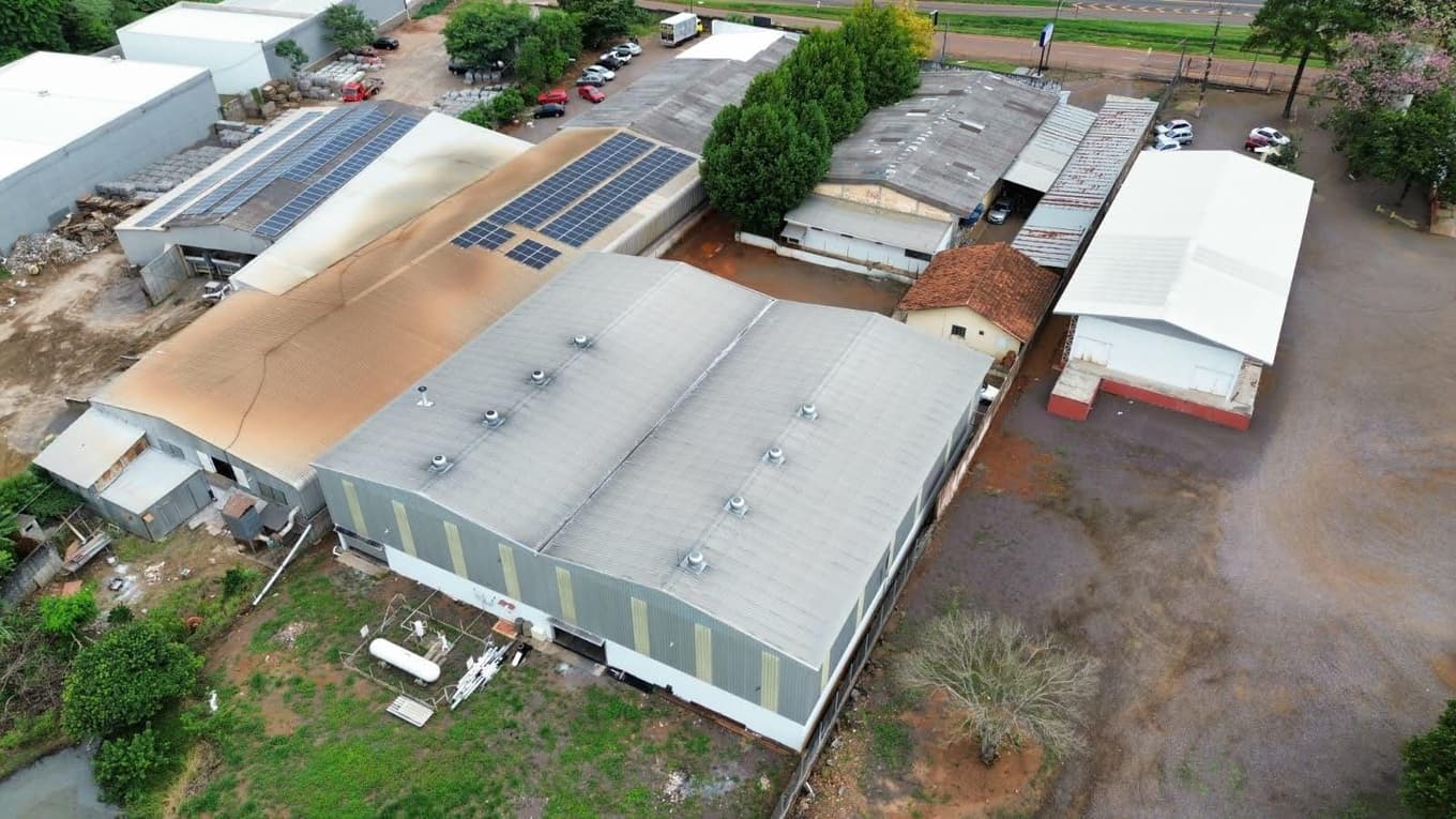 Foto 23 de 48: Casa em leilão em Cascavel - PR — Um imóvel urbano com uma área total de 4.086,86 m². Dividido em um barracão de frente e conjunto de barracões nos fundos.