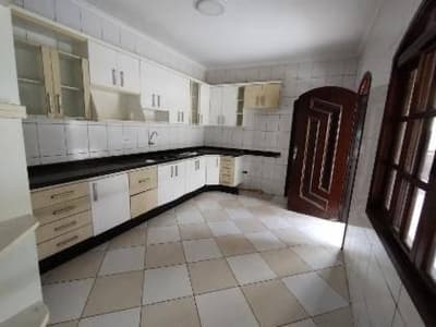 Foto 2 de 13: Casa em leilão em Suzano - SP, bairro Tabamarajoara — Casa 218m² com Terreno 250m² | Suzano-SP | Tabamarajoara - A 400 metros da Rodovia Índio Tibiriçá - Financiamento até 420 Meses!