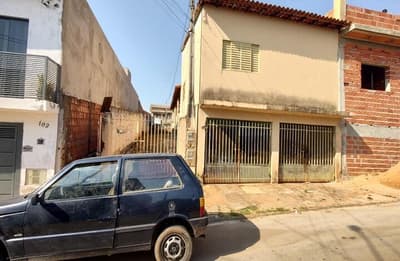 Casa em leilão em Itapetininga - SP, bairro Vila Belo Horizonte — (50%) Casa, A.T. 400m², A.C. 230m², 3 imóveis, Vila Belo Horizonte