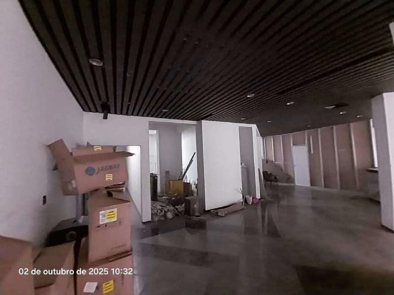 Foto 7 de 14: Comercial em leilão em Curitiba - PR, bairro Centro — Loja Comercial nº 37, localizada no mezanino ou 5º pavimento do Edifício Green Tower, em Curitiba-PR.