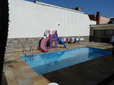 Foto 5 de 14: Casa em leilão em Santo André - SP, bairro Vila Camilópolis — Casa unificada, A.T. 600m², A.C. 771m², 4 suítes, área gourmet, terraço, piscina, Vila Camilópolis