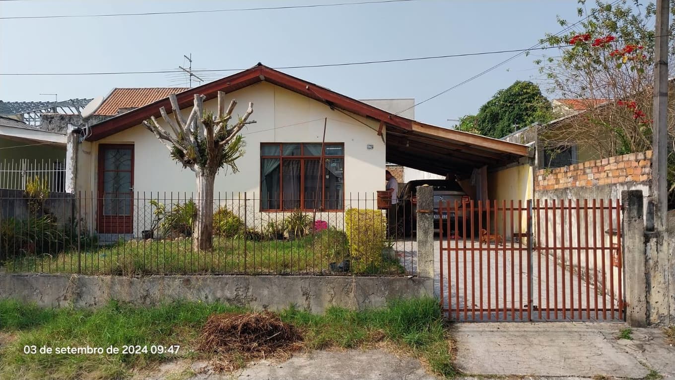 Casa em leilão em Curitiba - PR — Lote 51, contendo benfeitoria residencial em alvenaria com área de 200,00m², Curitiba/PR