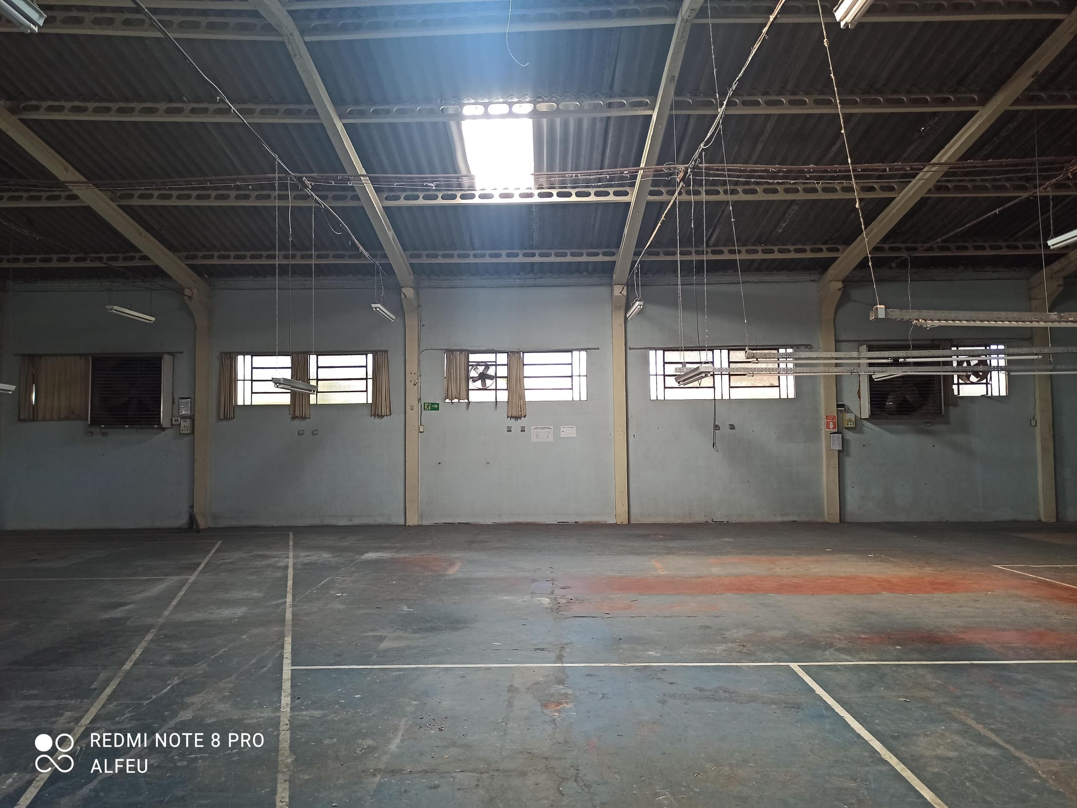Foto 6 de 48: Casa em leilão em Cascavel - PR — Um imóvel urbano com uma área total de 4.086,86 m². Dividido em um barracão de frente e conjunto de barracões nos fundos.