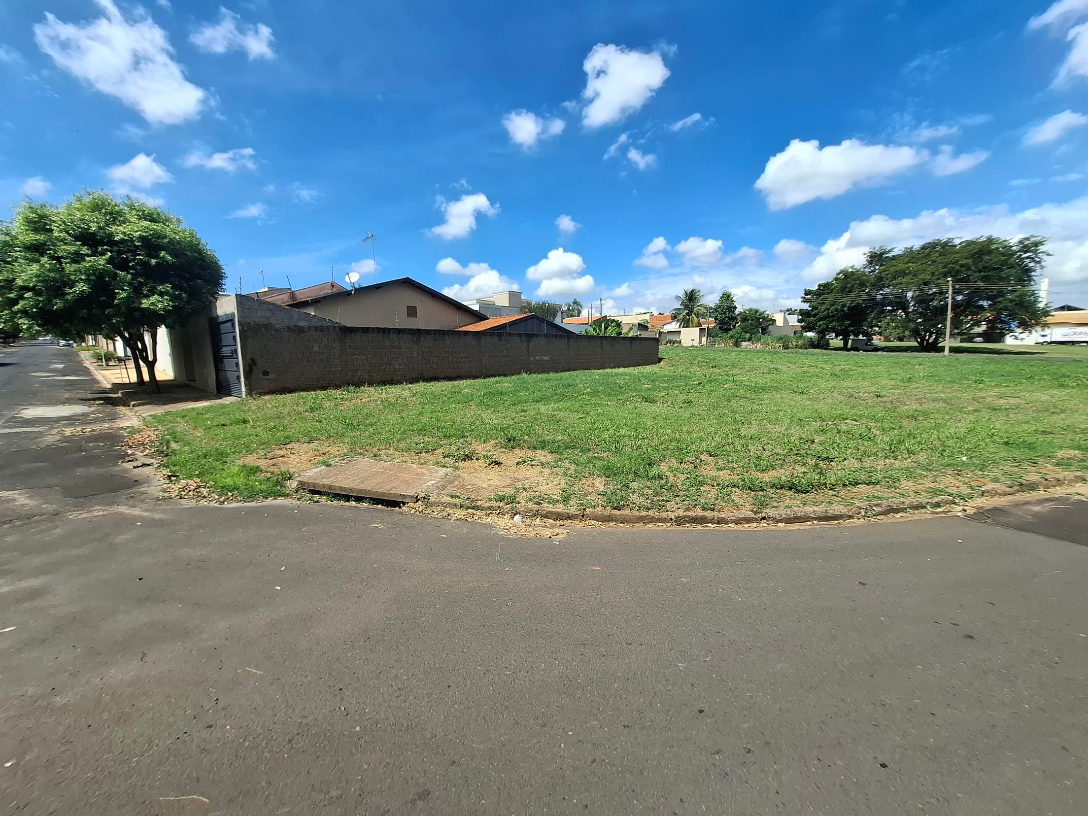 Foto 1 de 10: Terreno em leilão em Mirassol - SP — TERRENO NA RUA JOÃO DE PAULA MACIEL COM ÁREA DE 450m², MIRASSOL/SP | MATRICULA 26.053