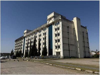 Foto 1 de 2: Terreno em leilão em Curitiba - PR, bairro Campo Comprido — Terreno de 124.328 ,38m² com Duas Edificações Prédio de 5 Pavimentos (3.079,32 m²) e Prédio de 6 Pavimentos (18.000 m²) Rua Marumby, Campo Comprido Curitiba/PR