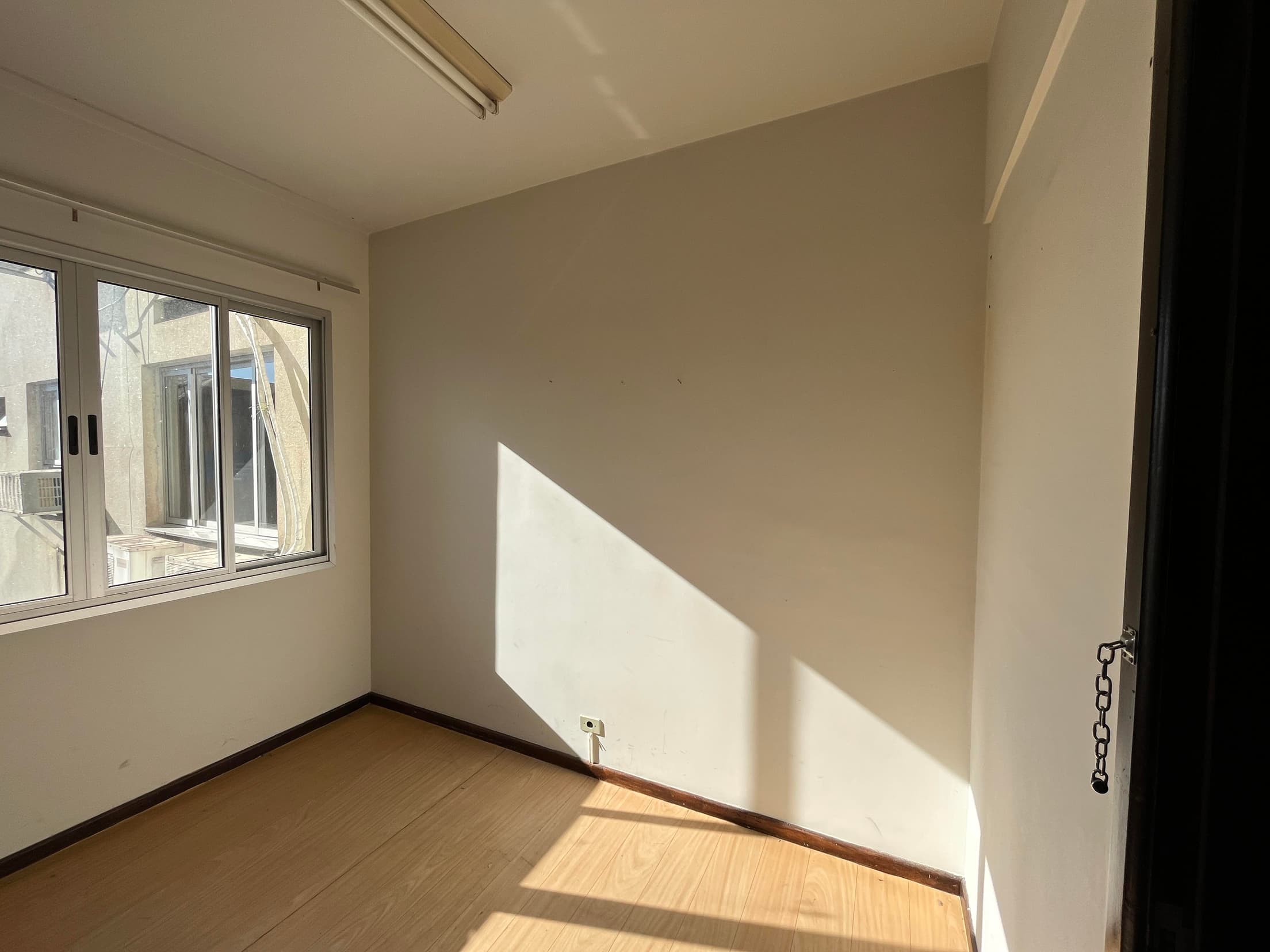 Foto 4 de 15: Comercial em leilão em Curitiba - PR — Sala comercial, com área de 33,17m², Curitiba/PR