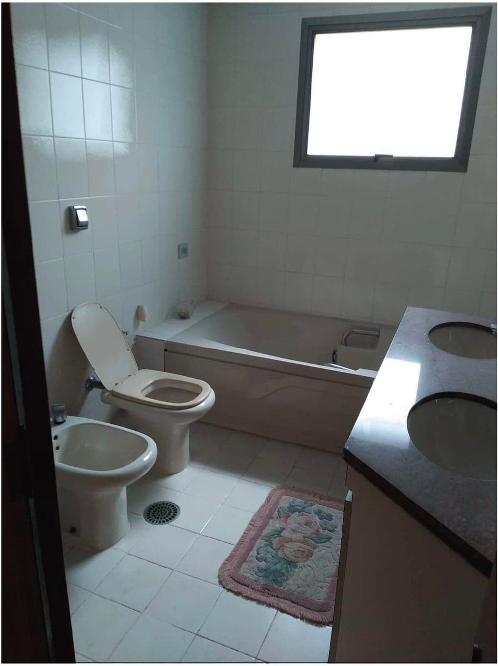 Foto 3 de 17: Apartamento em leilão em Guarujá - SP, bairro Enseada — APARTAMENTO Nº 42 (DUPLEX), localizado no 4º e 5º pavimento (COBERTURA) do EDIFÍCIO CAROLINE I - GUARUJÁ