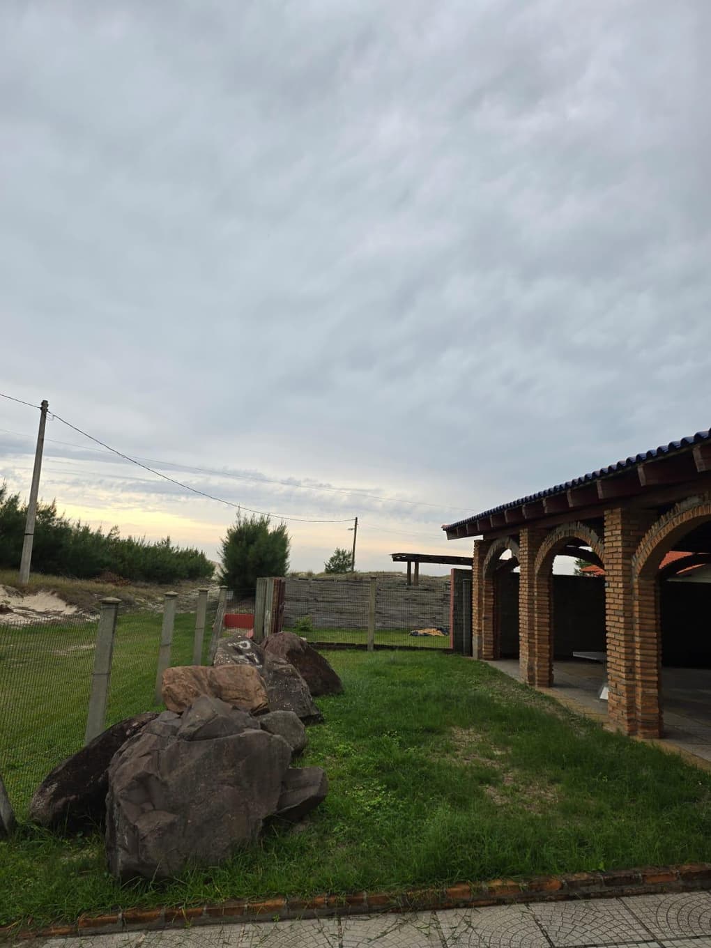 Foto 12 de 27: Terreno em leilão em Mostardas - RS, bairro Loteamento "Praia São Simão" — Casa com área de 296,60m², área total de terreno de 450m² - Mostardas/RS
