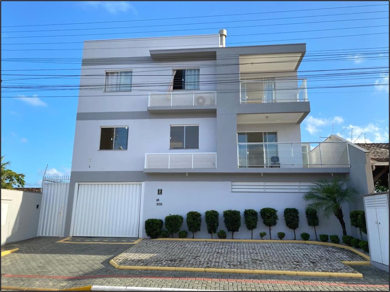 Comercial em leilão em Navegantes - SC — Prédio residencial com 03 andares na Rua Adm Manoel Damázio Mafra, Bairro Meia Praia, Navegantes/SC - SB Crédito