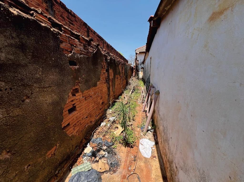 Foto 16 de 16: Terreno em leilão em Panorama - SP — Imóvel urbano, A.T. 468m², construções precárias, centro