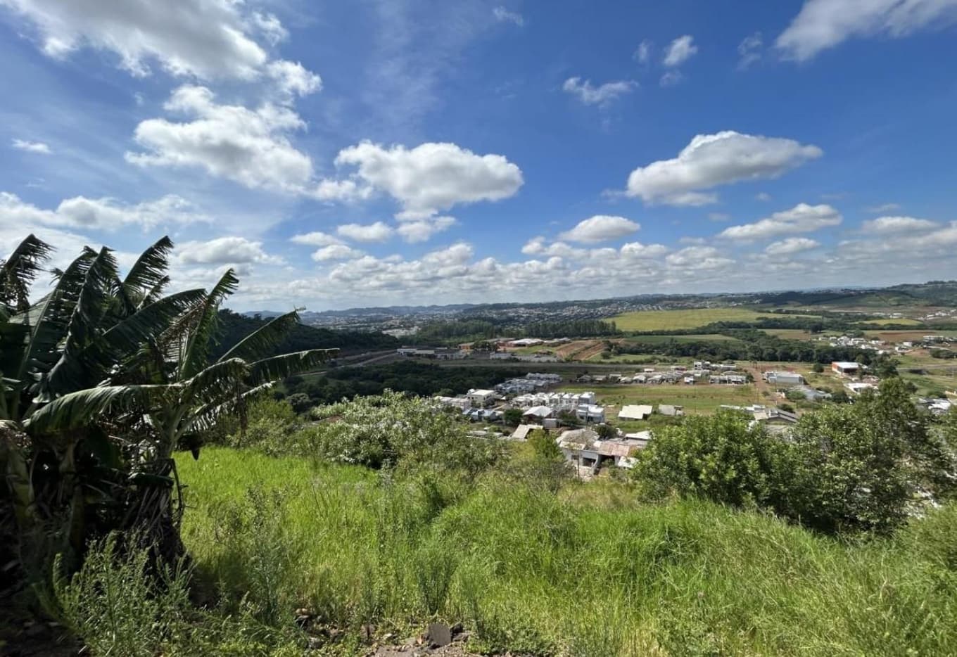 Foto 1 de 7: Terreno em leilão em Francisco Beltrão - PR, bairro Sadia — Terreno Urbano 300,00M2 - Próximo ao novo contorno, ruas asfaltadas, parte alta, área em ascensão e valorização