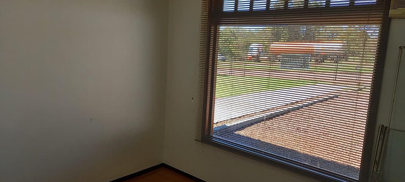 Foto 48 de 48: Casa em leilão em Cascavel - PR — Um imóvel urbano com uma área total de 4.086,86 m². Dividido em um barracão de frente e conjunto de barracões nos fundos.