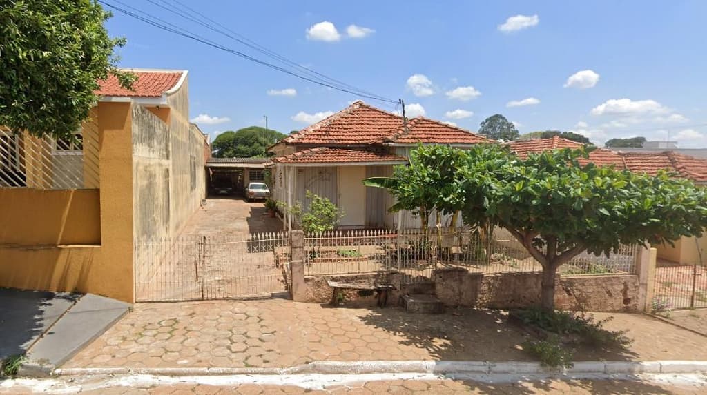 Terreno em leilão em Santo Anastácio - SP, bairro Vila Barbeiro — Terreno com 242 m² contendo uma casa de madeira