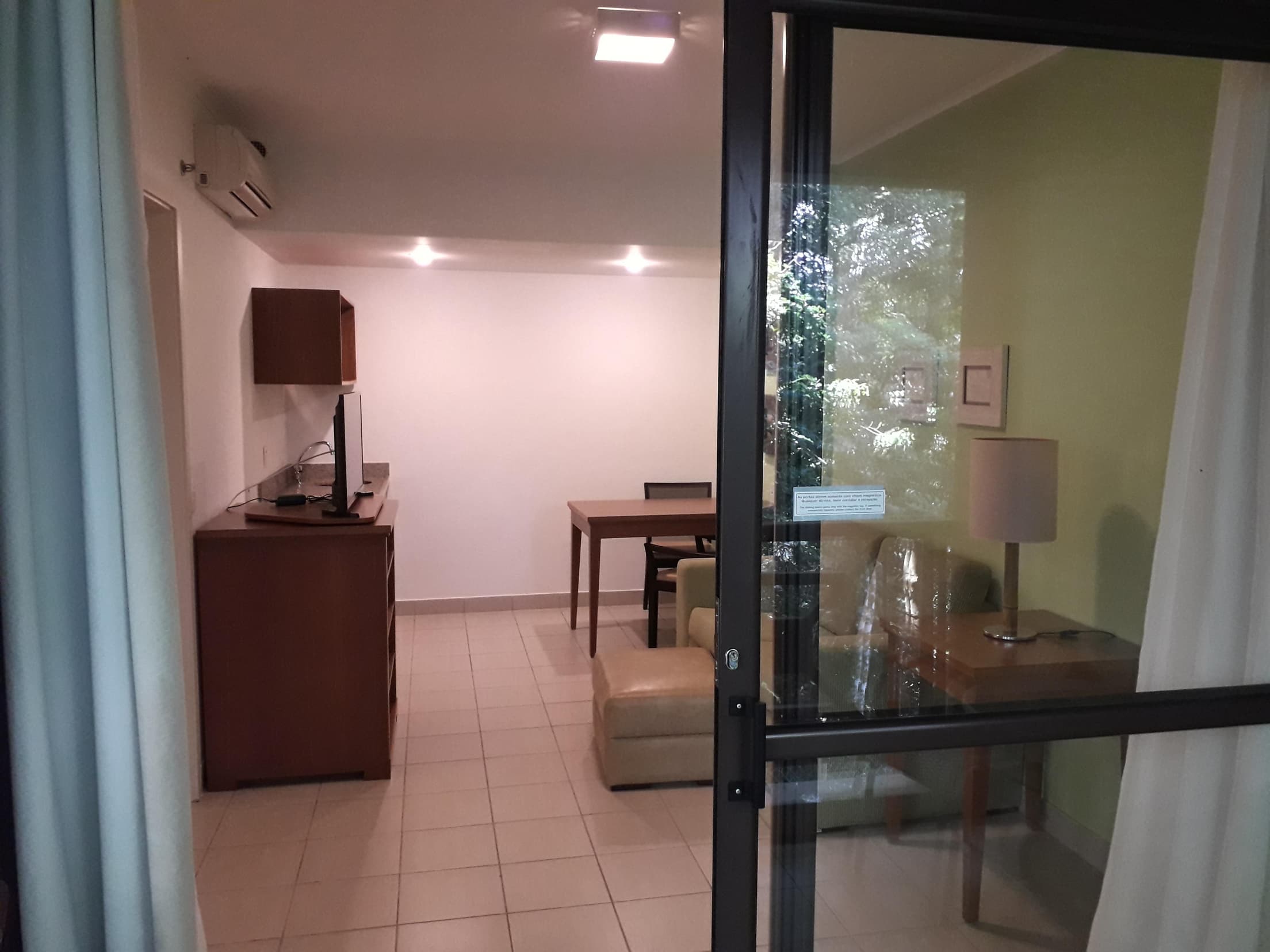 Foto 7 de 27: Imóvel em leilão em Angra Dos Reis - RJ — Chalé n°203 com 58m², 1 Vaga Náutica e 1 vaga de garagem descoberta, Desocupado, Costabella Marina e Resort - Angra dos Reis/RJ