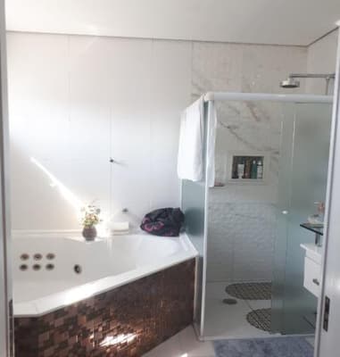 Foto 22 de 25: Casa em leilão em Santana De Parnaíba - SP, bairro Suru — Casa 283m² c/ Piscina | Condomínio New Ville, Santana de Parnaíba/SP | Terreno 343m² | Segurança 24h & Alto Padrão em Bairro Suru!