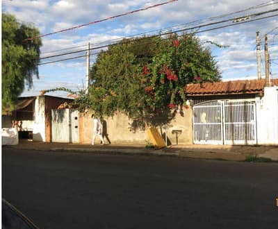 Foto 1 de 28: Casa em leilão em São Carlos - SP — Casa com área de 174,60m² e terreno com área de 300,00m² localizado na Rua Marcus Vinícius de Mello Moraes, nº 183, no loteamento Parque Santa Felícia Jardim, São Carlos/SP