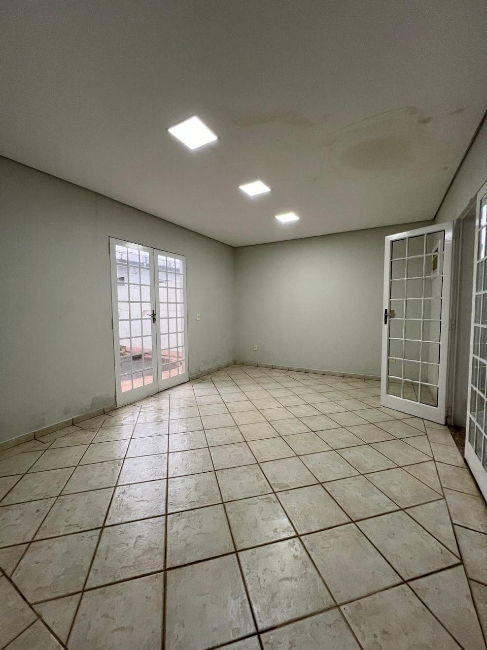 Foto 10 de 19: Comercial em leilão em Valinhos - SP — IMOVEL COMERCIAL CONTENDO 06 SALAS, 267 m² A.T E 175 m² A.C EM VALINHOS/SP