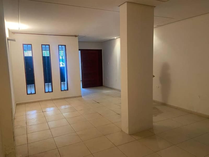 Foto 5 de 11: Casa em leilão em Vitória De Santo Antão - PE, bairro Matriz — Casa 160m² com Terreno 142m² | DESOCUPADA | Vitória de Santo Antão-PE | Matriz | 3 Qts - Próx. à Av. Silva Jardim e ao Hospital João Murilo de Oliveira - Financiamento até 420 Meses!