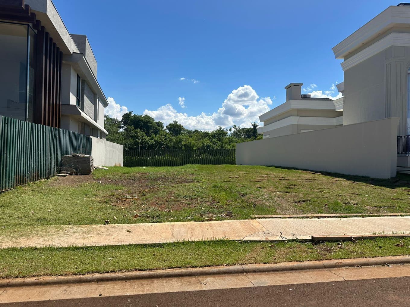 Foto 2 de 2: Terreno em leilão em Foz Do Iguaçu - PR — Terreno, sem benfeitorias, área privativa 550m², Cond Ed Boulevard Yacht Res & Resort, Foz do Iguaçu /PR -FLS Loteamento