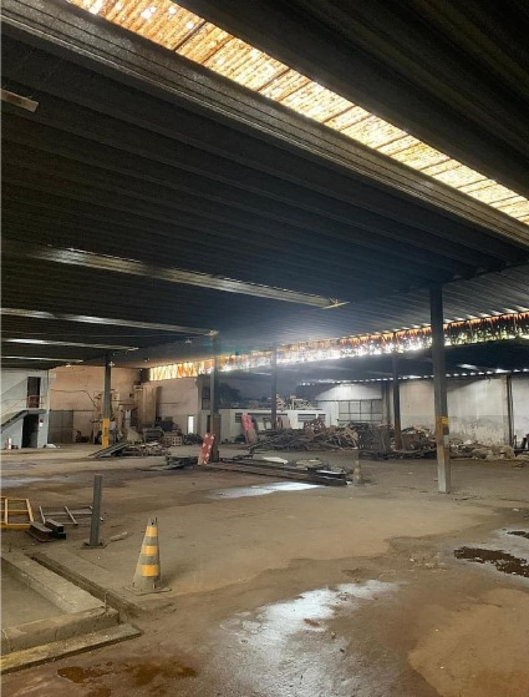 Foto 7 de 28: Comercial em leilão em Colombo - PR — Galpão Industrial em Colombo/PR com 3.863,76 m² de área construída