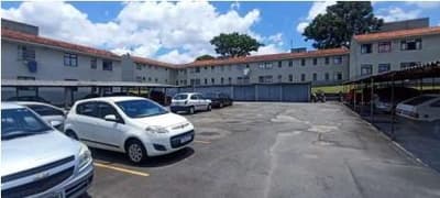 Foto 1 de 10: Apartamento em leilão em Curitiba - PR — Apartamento nº 01, andar térreo, bloco 31 do Condomínio Moradias Bandeirantes, Rua José Fabiano Barcik, nº 94, com área construída de 36,40 m².