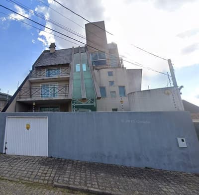 Terreno em leilão em Curitiba - PR — Lote de terreno medindo 12,00m de frente e fundos, com a extensão de 40m da frente aos fundos