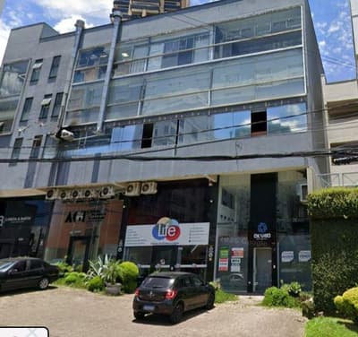Comercial em leilão em Novo Hamburgo - RS, bairro Centro — A loja nº 04 comercial em alvenaria com sobreloja, do Condomínio Comercial Traçofirme, área privativa de 125,87m². Rua Joaquim Nabuco, 1745, Centro, Novo Hamburgo/RS sob nº 1745 da rua Joaquim Nabuco, l