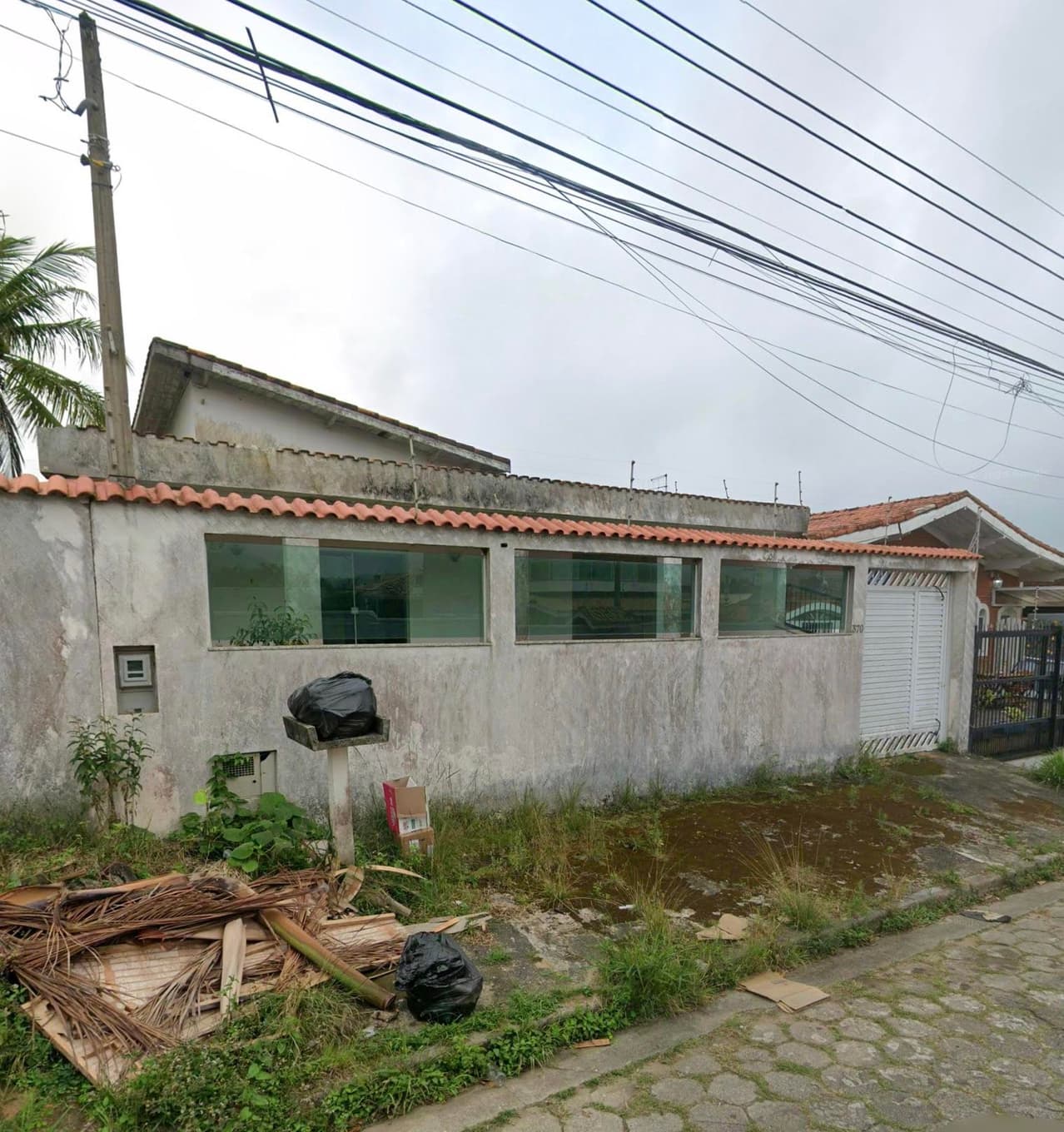 Foto 1 de 2: Comercial em leilão em Peruíbe - SP, bairro Flórida — PARTE IDEAL DE 1/3 DO IMÓVEL - PREDIO RESIDENCIAL E EDICULA C/ 210,10m2 - FLORIPA PERUIBE - PERUIBE