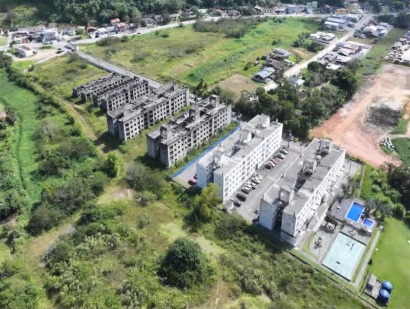 Foto 1 de 9: Terreno em leilão em Itajaí - SC, bairro Espinheiros — Terreno com Construções, A.T. 28.006m², Alameda dos Ipês II, Bairro Espinheiros