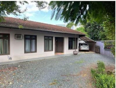 Terreno em leilão em Joinville - SC, bairro Gloria — Terreno urbano com área de total de 510,00m². Com duas edificações, Localizado na Rua Conrado Baumer, 196, Gloria, Joinville/SC.