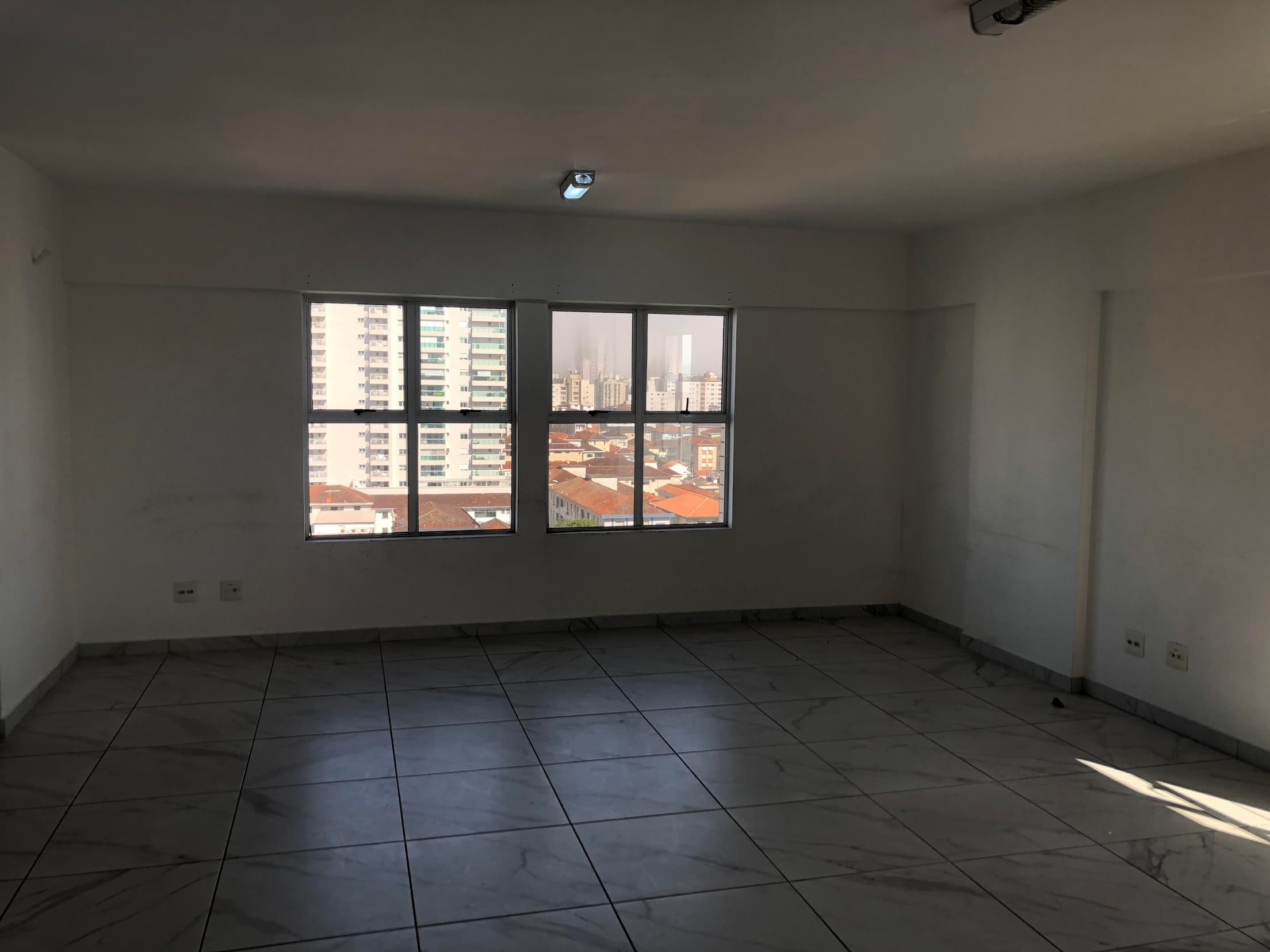 Foto 13 de 16: Comercial em leilão em Santos - SP, bairro Embaré — Sala Corporativa 116m² 1 vaga | Ed. Bandeirantes | Santos/SP | Av. Pedro Lessa: Amplo Espaço e Localização Estratégica no Embaré!