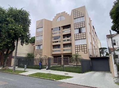Apartamento em leilão em Curitiba - PR — Apartamento sob nº 24 (vinte e quatro), localizado no 3º (terceiro) pavimento, do EDIFÍCIO PIAZZA NAVONA, Curitiba - PR