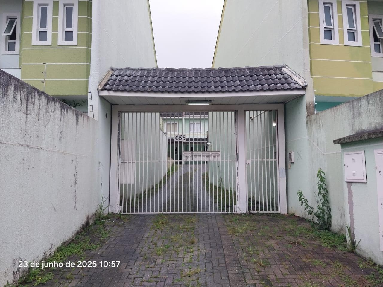 Foto 5 de 11: Casa em leilão em Curitiba - PR, bairro Guabirotuba — Fração Ideal solo de 0,12457 ou seja 144,11m², Curitiba/PR