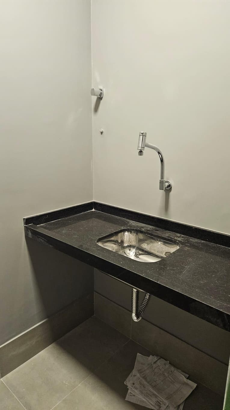 Foto 6 de 13: Comercial em leilão em Maringá - PR, bairro Zona 07 — Sala Comercial - Está situado dentro do Edifício Bahamas Zona 07- 97,99 m² - Maringá