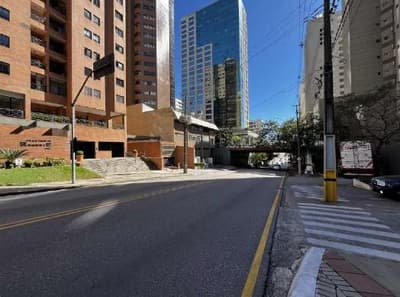 Foto 5 de 9: Apartamento em leilão em Curitiba - PR, bairro Bigorrilho — Apartamento com área exclusiva de 85,80m², do Edifício Champagnat Regence, localizado no bairro Bigorrilho, Curitiba/PR