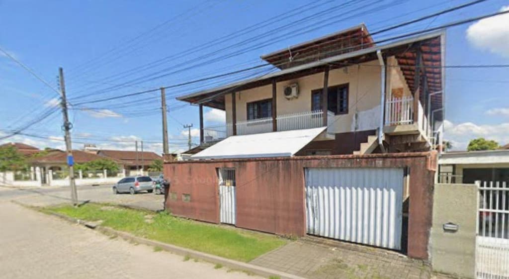 Foto 1 de 9: Imóvel em leilão em Joinville - SC, bairro Espinheiros — Imóvel comercial/residencial com A.T. 318.273,47m², bairro Espinheiros, Joinville/SC