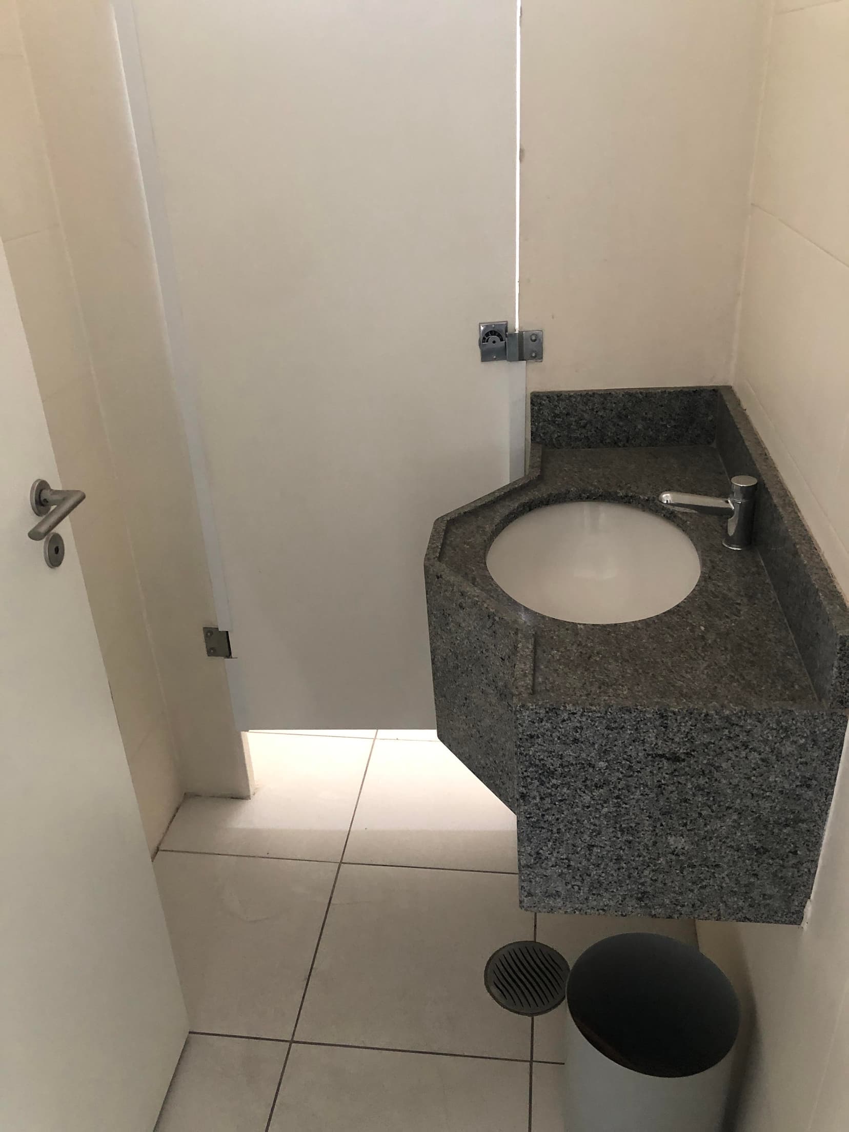 Foto 7 de 17: Comercial em leilão em São Paulo - SP, bairro República — Conjunto Comercial 253m² | Av. São João, 313 | 17º Andar | Vista p/ o Vale do Anhangabaú e Metrô República a 3min: Oportunidade no Coração de SP!