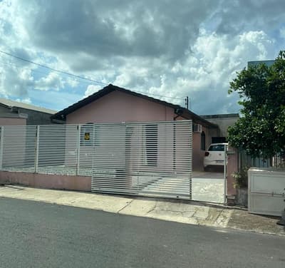Foto 2 de 3: Casa em leilão em Rio Negrinho - SC, bairro Industrial Norte — Um imóvel contendo 300,00m², contendo uma casa de alvenaria e uma edícula aos fundos, cujas metragens alcançam, no total, 117,58m².